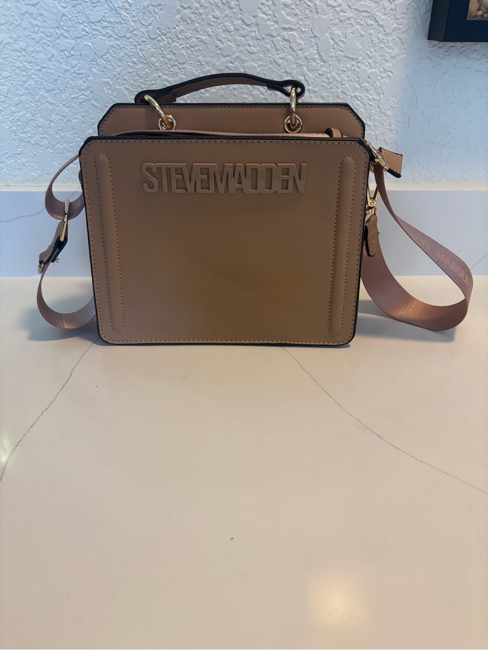 Steve Madden Damen Bevelyn Convertible Crossbody Bag-Carmel